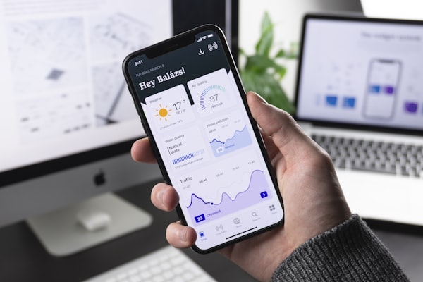 游戏美术设计团队工作环境展示 - 创意工作室中的设计师正在讨论项目